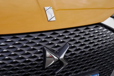 Bordeaux, Aquitaine / France - 02 02 02 2020: Citroen Ds 3 altın sarısı ön logo Ds7 ızgara Citroen yeni modern araç