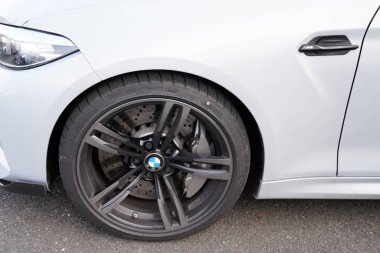 Bordeaux, Aquitaine / France - 02 02 02 2020: Bmw m M2 Coupe araba alaşımlı tekerlek bayiliğin park yeri spor araç motorsporu