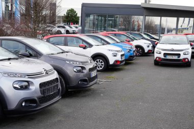 Bordeaux, Aquitaine / Fransa - 02 02 02 02 2020: Citroen bayilik arabası ikinci el park edilmiş mağaza logosu Fransız otomobil üreticisi