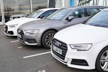 Bordeaux, Aquitaine / France - 02 02 02 2020: Audi logo otomobil tabelası ikinci el araba satış mağazası kiralık otomobilleri