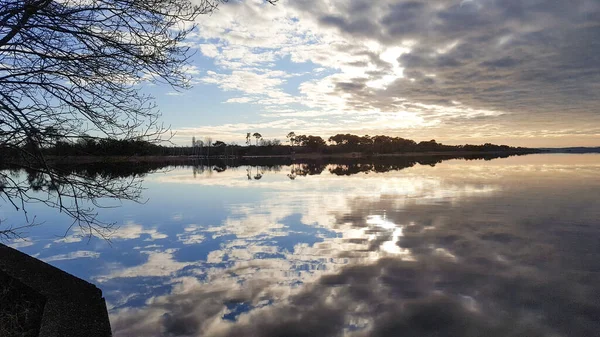 Tramonto Cielo Nube Sole Riflesso Nel Lago Biscarrosse Alba Francia — Foto Stock