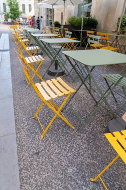 Avignon Fransa 'daki güney ortaçağ kaldırım kafeteryasında açık büfe restoran masaları.