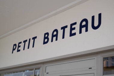 Bordeaux, Aquitaine / Fransa - 02: 15 2020: Petit Bateau butik mağazası logosu Fransız markalı bebek çocuk giyim mağazası