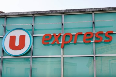 Bordeaux, Aquitaine / Fransa - 02: 15 2020: Süpermarket inşaatında Super U ekspres amblem dükkanı