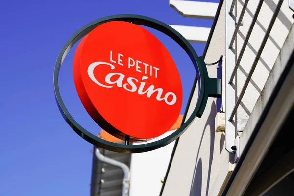 Burdeos Aquitania Francia 2020 Petit Casino Shop Logo Sign Store —  Fotos de Stock