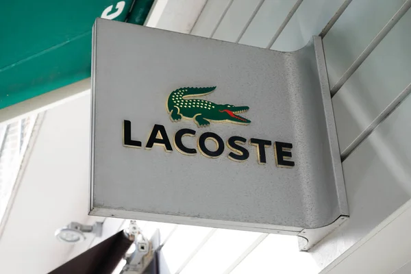 Bordeaux Aquitaine Frankrijk 2020 Lacoste Logo Krokodillen Bord Winkel Beroemde — Stockfoto