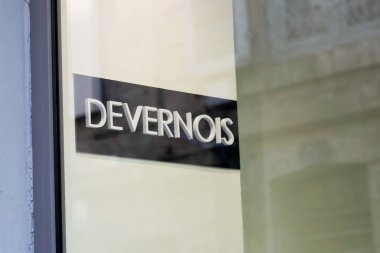 Bordeaux, Aquitaine / Fransa - 02: 15 2020: Devernois vitrinleri kadın giyim ve aksesuar mağazası
