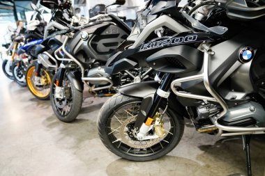Bordeaux, Aquitaine / Fransa - 02: 15 2020: Bmw r 1200 G macera 1250 lc motosiklet galeride ikinci el motor satışı