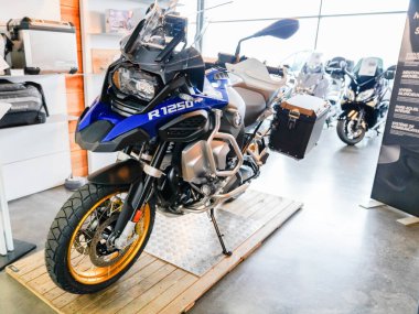 Bordeaux, Aquitaine / France - 02 15 2020: Bmw 1200 Gs L.C macera motosikleti satışı için yeni motosiklet galerisi