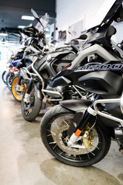 Bordeaux, Aquitaine / France - 02 15 2020: Bmw gs 1250 lc Mağaza Motorrad macera satışı motosiklet dükkanı
