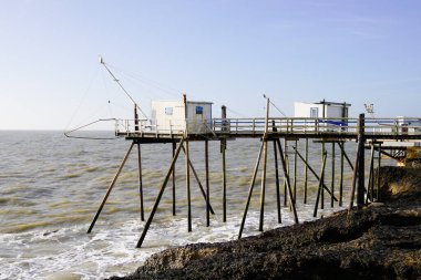 Saint-Palais-sur-Mer Fransa 'da ahşap balıkçısıyla deniz kıyısı okyanusu.