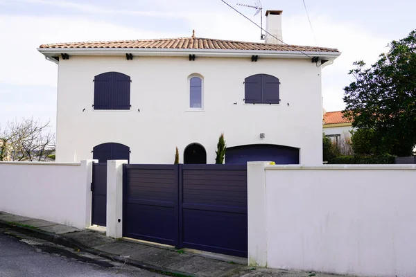 Banliyödeki modern müstakil ev kapısı gri çit.