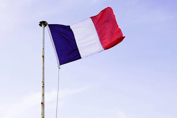 Французский Флаг Размахивающий Голубым Небом — стоковое фото