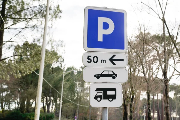 Parkoviště Auto Obytný Přívěs Modrá Značka — Stock fotografie