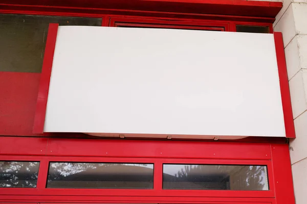 赤い壁の店ブティック空のバナーアートワーク広告の準備ができて — ストック写真