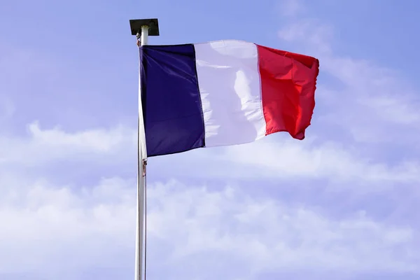 Французский Флаг Размахивающий Над Голубым Облачным Небом — стоковое фото