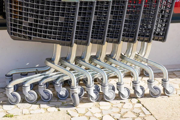 Carritos Plástico Acero Del Supermercado Recogidos Aparcamiento Del Mercado — Foto de Stock