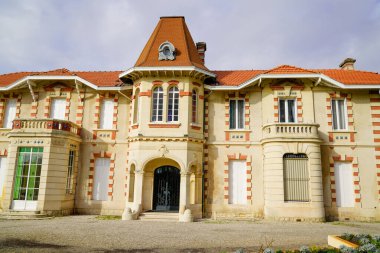 Fransa 'daki Arcachon havzasının tipik villası Andernos-les-Bains.