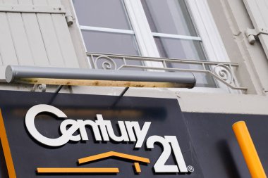 Bordeaux , Aquitaine / France - 02 20 2020 : century 21 brand sign logo office real estate us store broker company shop