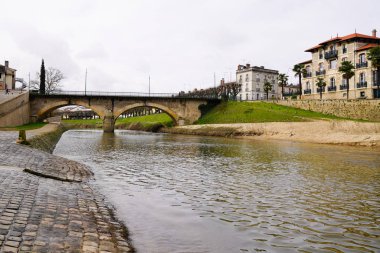 Mont-de-Marsan Ortaçağ caddeleri Landes Fransa 'daki eski Surlar Köprüsü' nün bölümleri