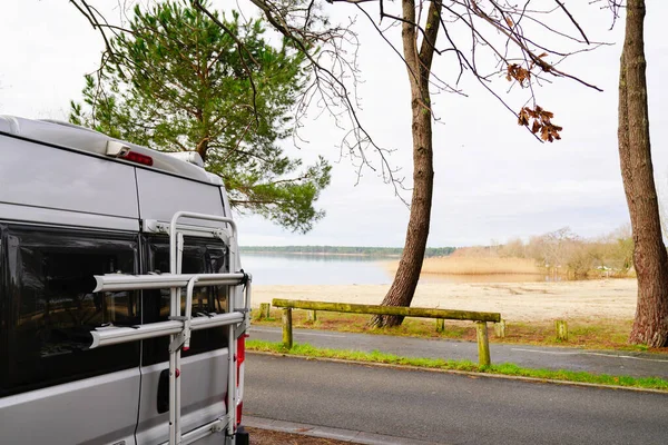 Campervan Zadní Zaparkované Břehu Jezera Létě Vanlife Den — Stock fotografie