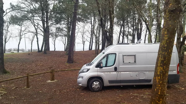 Τροχόσπιτο Van Δασικές Διακοπές Ταξίδια Διακοπές Ταξίδι Στο Αυτοκινούμενο — Φωτογραφία Αρχείου