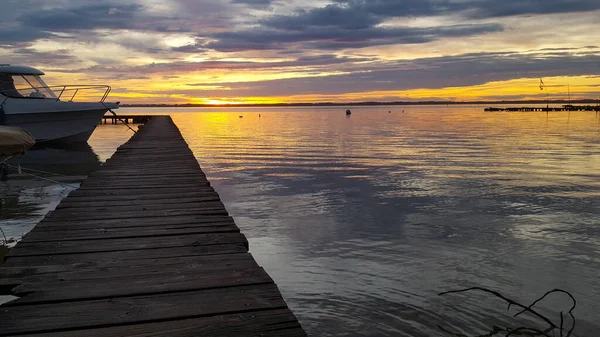 Lago Sanguinet Pôr Sol Com Barco Pontão Madeira França — Fotografia de Stock