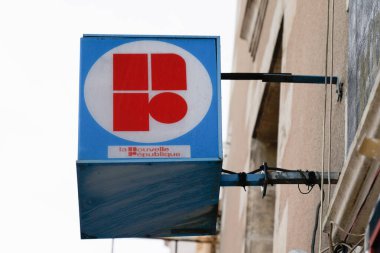 Poitiers, Aquitaine / France - 02 21 2020: la yenilikçi Fransız gazetesi Batı Merkez Fransa 'da bölgesel günlük gazete