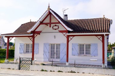 Arcachon Havzası mimarisinde eski bir ev.