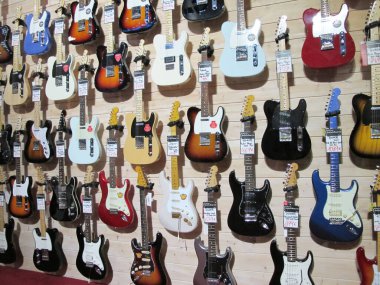 Bordeaux, Aquitaine / France - 03 03 03 2020: Dükkanda satılmak üzere duvarda asılı çok sayıda elektro gitar