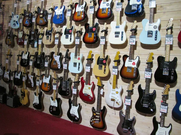Bordeaux Aquitaine Francie 2020 Kytara Hudebním Obchodě Mnoho Elektrických Kytar — Stock fotografie