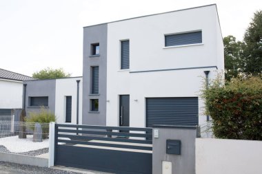 Garaj girişi. Açık hava, modern beyaz ev.