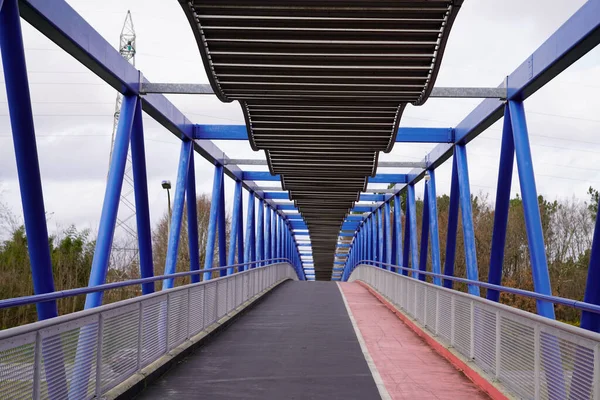 Overground Pieszych Niebieski Metal Crossing Most Chodnik Czerwony Czarny Ścieżka — Zdjęcie stockowe