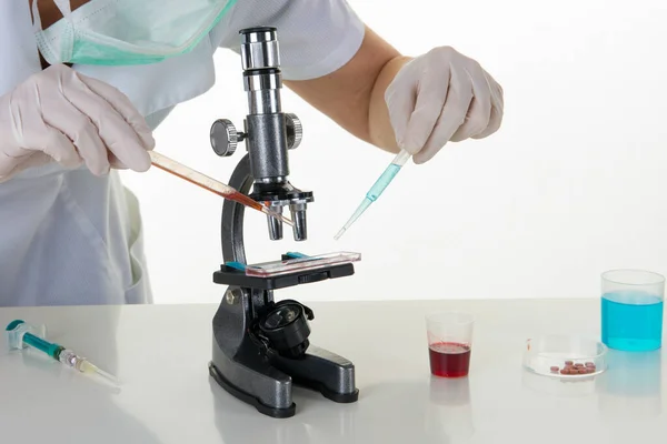 Kobieta Ręce Lekarz Badacz Covid Pomocą Mikroskopu Celu Znalezienia Patogenów — Zdjęcie stockowe