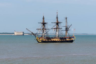 Rochefort, Aquitaine / Fransa - 01: 15 2020: Fırkateyn Hermione Lafayette antik tekne Fort Boyard yakınlarındaki Atlantik Okyanusu 'nda