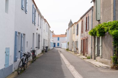 Sokak tipi bisiklet ön kapısı olan Noirmoutier Vendee France adasında beyaz bir sokak.