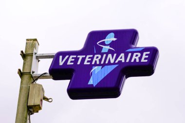Fransa 'da bir direğin üzerinde veteriner logosu var.