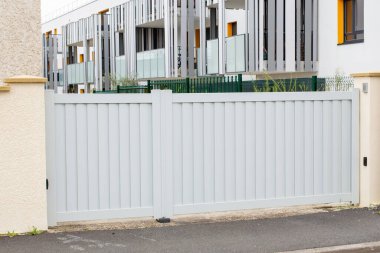 Banliyö evindeki metal kapı, gri ev çiti.