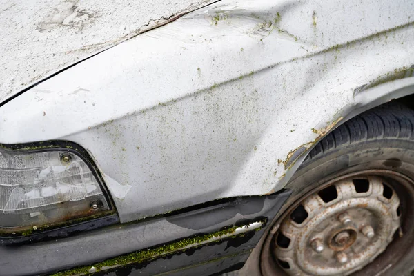 Abandonado Velho Carro Branco Lado Com Casco Enferrujado — Fotografia de Stock