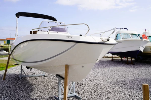 Neues Kleines Modernes Weißes Boot Zum Verkauf Autohaus Gelagert Zur — Stockfoto