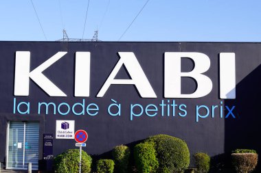 Bordeaux, Aquitaine / Fransa - 03: 15 2020: Fransız giyim markası mağaza inşaatında Kiabi logosu