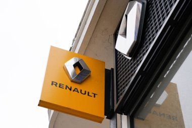 Bordeaux, Aquitaine / Fransa - 03: 15 2020: Renault otomobil tabelası metin amblemi sarı mağaza bayii otomobil mağazası tabelası