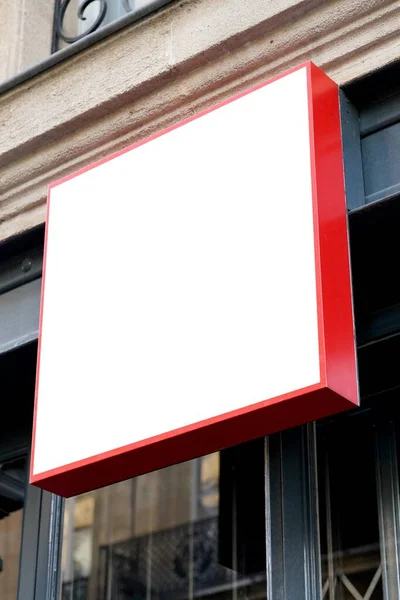 Alışveriş Merkezinin Vitrinindeki Vitrin Vitrinindeki Boş Beyaz Kırmızı Poster Çerçevesi — Stok fotoğraf