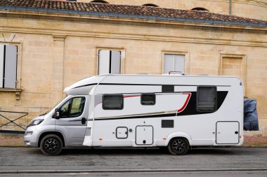 Karavan karavanı Bordeaux Fransa 'da geleneksel sokak evlerine park edilmiş.