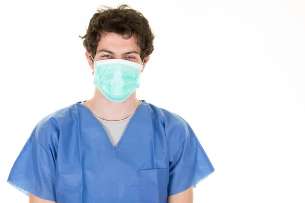 戴防护面具的男医生对着病毒大流行的验尸官 — 图库照片