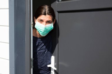 Coronavirus cerrahi maske doktoru Corona virüsüne karşı korunuyor açık kapı tıbbi önleyici ekipman koruması