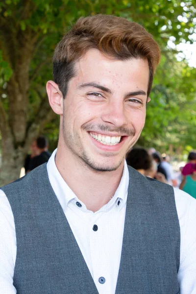 Guapo Sonriente Joven Retrato Alegre Moda Chico Mirando Cámara — Foto de Stock