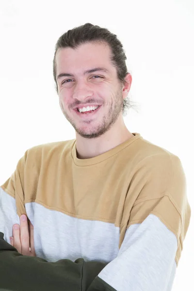 Glimlachende Knappe Bebaarde Man Met Gekruiste Armen Geïsoleerd Witte Achtergrond — Stockfoto