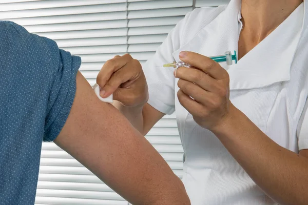 Mujer Doctora Que Hace Una Vacunación Hombre Con Coronavirus Recibe — Foto de Stock