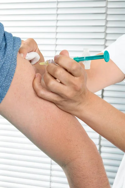 Homme Fait Injecter Vaccin Antigrippal Coronavirus Covid Avec Une Seringue — Photo